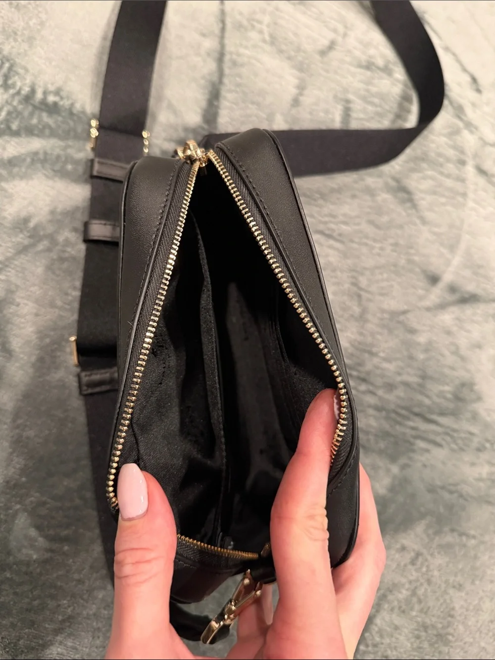 Kate Spade black crossbody Aristocats with Marie applique - Picture 4 of 4
